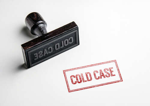 Rubber stamp with the words COLD CASE next to a stamped impression